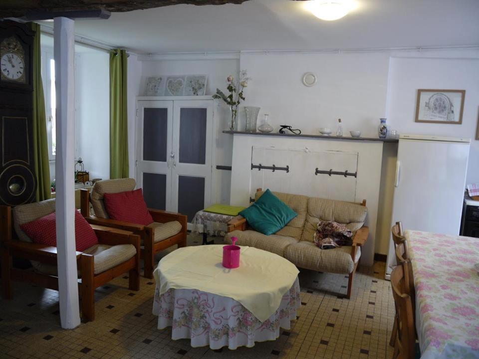 Les Miquelots Bed and Breakfast Pont-d'Ouilly Exteriör bild