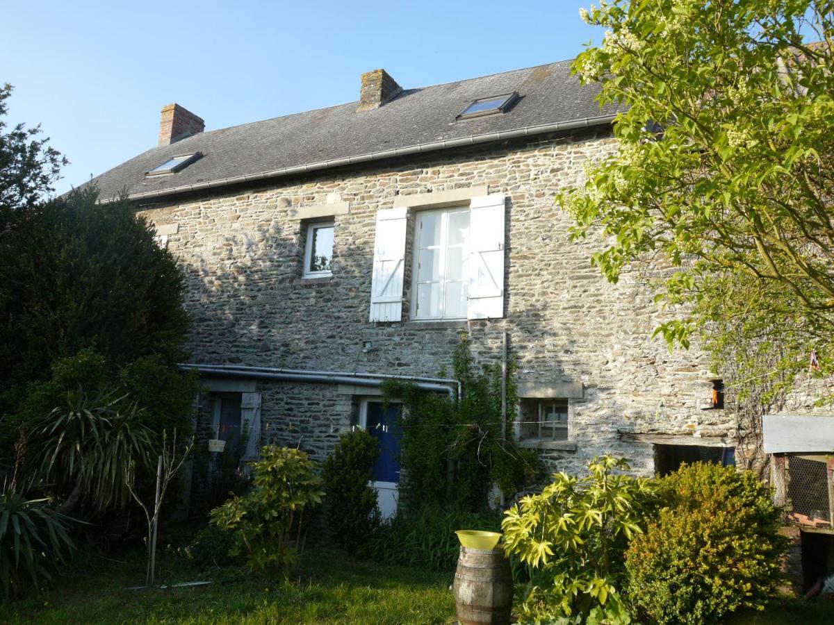 Les Miquelots Bed and Breakfast Pont-d'Ouilly Exteriör bild