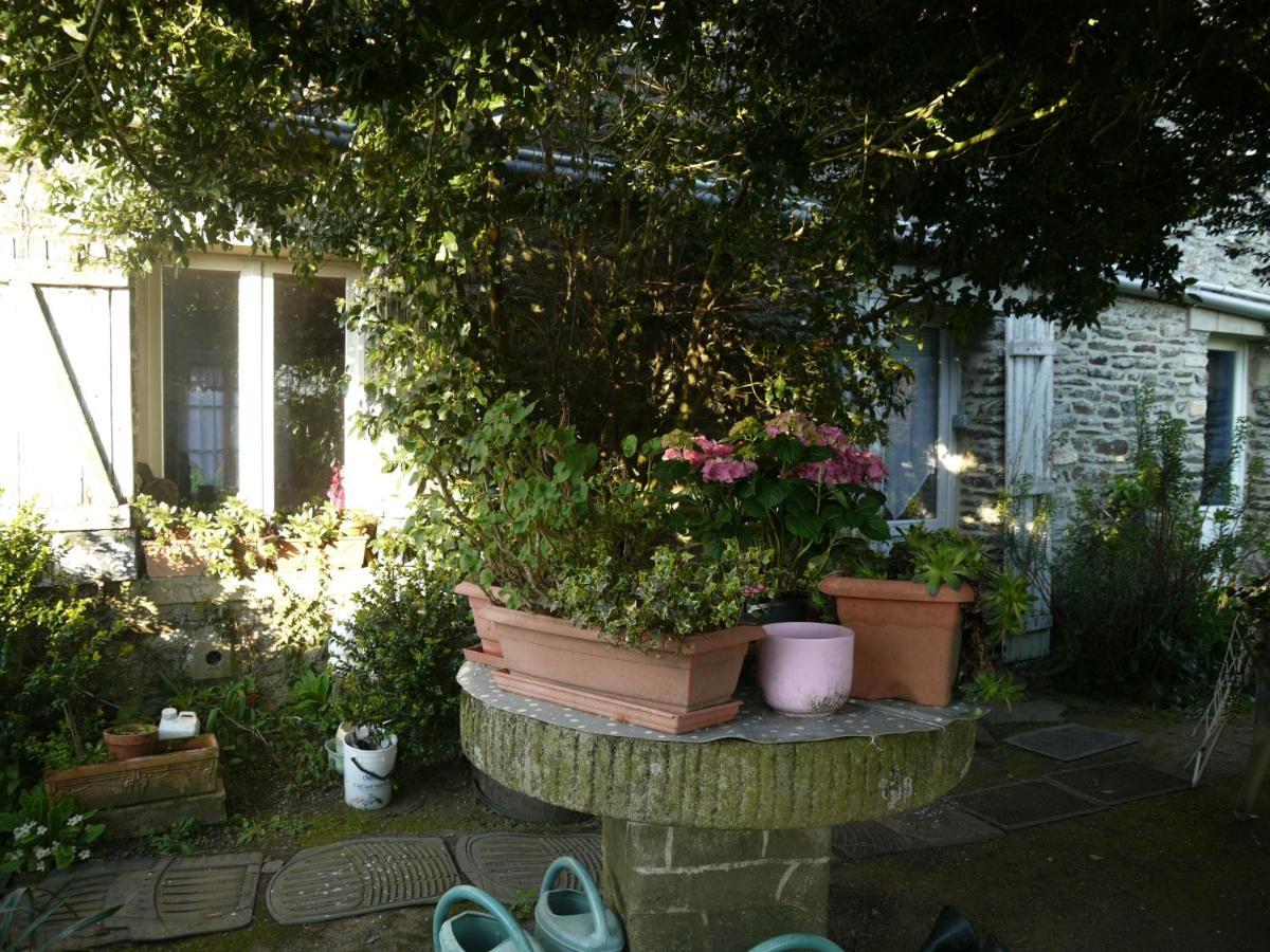 Les Miquelots Bed and Breakfast Pont-d'Ouilly Exteriör bild