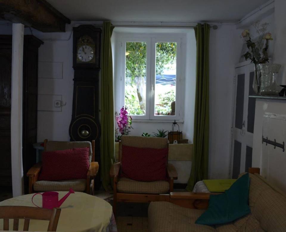 Les Miquelots Bed and Breakfast Pont-d'Ouilly Exteriör bild
