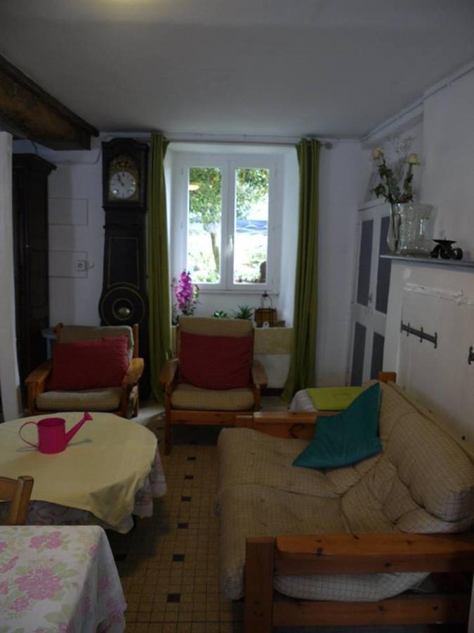 Les Miquelots Bed and Breakfast Pont-d'Ouilly Exteriör bild