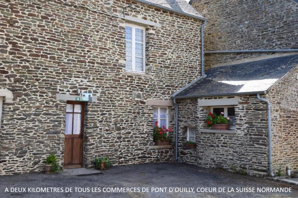 Les Miquelots Bed and Breakfast Pont-d'Ouilly Exteriör bild